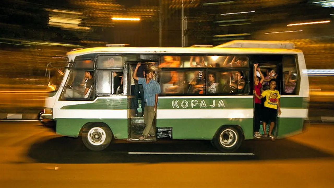 Pedagang yang Cuma Bisa Ditemui di Angkutan Umum Jakarta