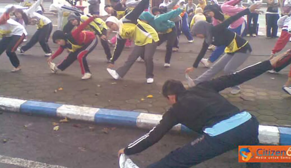 Citizen6, Lumajang: Antusiasme masyarakat Lumajang menyambut Car Free Day sekaligus memperingati Hari Kesehatan Sedunia tahun 2011 ini terlihat dari banyaknya warga yang datang di Alun-alun Kota Lumajang, Minggu (10/4).(Pengirim: Eko Yuli)