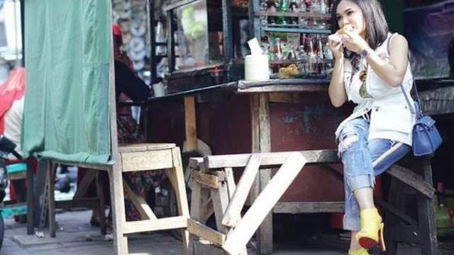 Potret 6 Seleb Saat Ketahuan Jajan Pinggir Jalan, Tak Gengsi Tunjukkan Sisi Sederhana