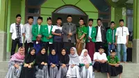 Mayoritas santri dan pengajara Nurul Huda, Garut masih menggunakan kitab klasik karangan Syekh Nawawi al-Bantani (Liputan6.com/Jayadi Supriadin)