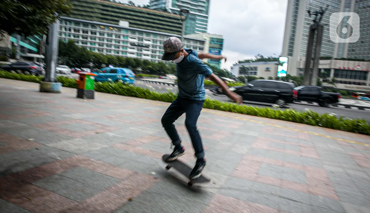 Aksi warga saat bermain skateboard di trotoar Jalan Sudirman-Thamrin, Jakarta, Jumat (5/3/2021). Izin penggunaan trotoar sebagai tempat bermain skateboard keluar usai Gubernur DKI Jakarta Anies Baswedan bertemu dengan salah satu skateboarder Jakarta. (Liputan6.com/Faizal Fanani)
