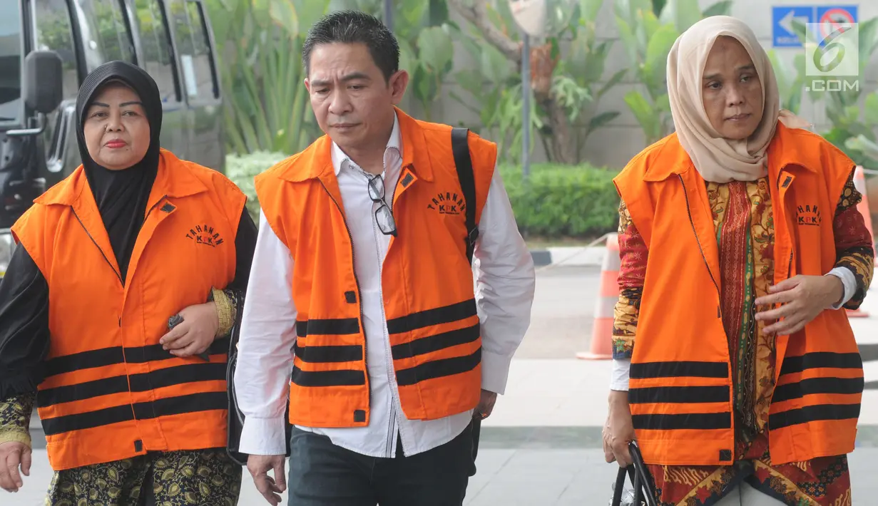 Tiga anggota DPRD Kota Malang Rahayu Sugiarti, Suprapto dan Wiwik Hendri Astuti tiba di gedung KPK, Jakarta, Senin (23/7). Ketiganya diperiksa untuk melengkapi berkas kasus dugaan suap pembahasan APBD-P Pemkot Malang TA 2015. (Merdeka.com/Dwi Narwoko)