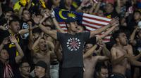 Suporter Malaysia memberikan dukungan saat melawan Timnas Indonesia pada laga Kualifikasi Piala Dunia 2022 di SUGBK, Jakarta, Kamis (5/9). Indonesia kalah 2-3 dari Malaysia. (Bola.com/Vitalis Yogi Trisna)