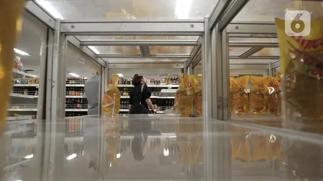 Warga Borong Sembako di Supermarket