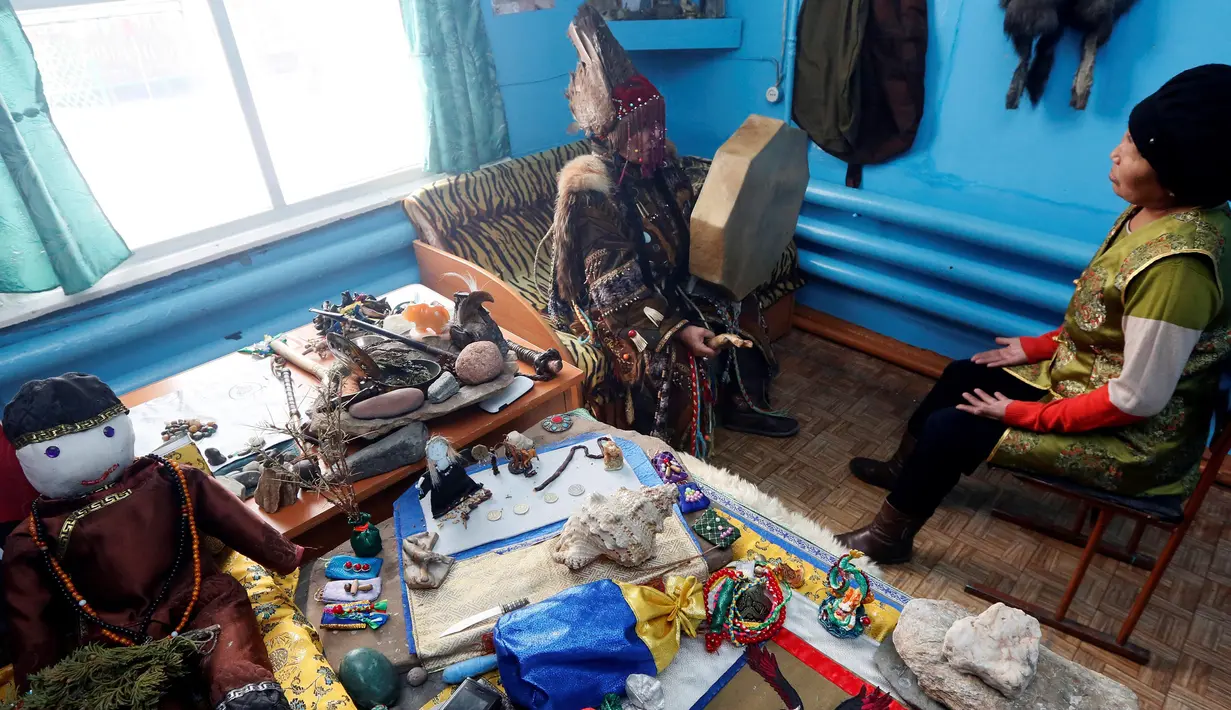 Seorang dukun melakukan ritual mengusir roh- roh jahat di tempat kediaman pelanggannya di Kota Kyzyl, Tuva, Siberia, Rusia, (3 /11). (REUTERS/Ilya Naymushin)