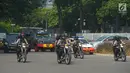 Tim gabungan dari TNI dan Polri melakukan latihan pengamanan Asian Games 2018 di lapangan Istora Senayan, Jakarta, Rabu (18/7). Latihan terkait pengawalan tamu VVIP Asian Para Games 2018 dan mengatasi gangguan yang terjadi. (Merdeka.comImam Buhori)
