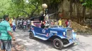 Aksi pria berkostum dewa kematian Yamaraj saat keliling kota menggunakan mobil klasik memberikan imbauan kepada warga soal bahaya wabah Covid-19  di tengah lockdown di Kota Kolkata, India (24/4/2020).  (AFP/Dibyangshu Sarkar)