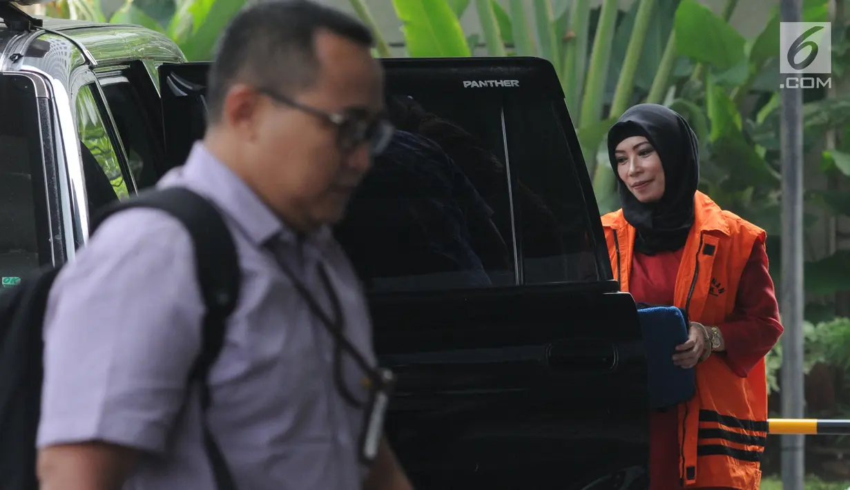 Tersangka Marketing Manager PT Humpuss Transportasi Kimia Asty Winasti Asty Winasti tiba untuk menjalani pemeriksaan di gedung KPK, Jakarta, Senin (6/5/2019). Asty diperiksa sebagai tersangka dalam kerja sama pengangkutan pupuk dengan PT Humpuss Transportasi Kimia. (merdeka.com/Dwi Narwoko)