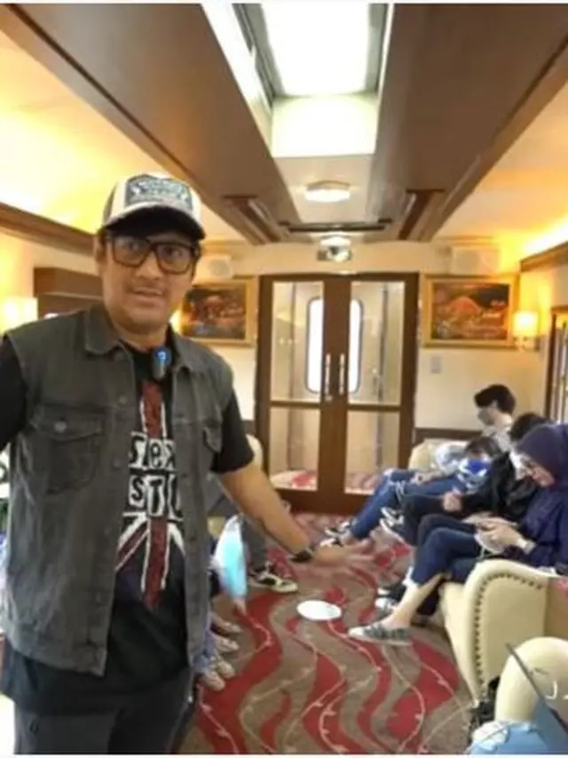 Rombongan Andre Taulany Naik Kereta Wisata Mewah