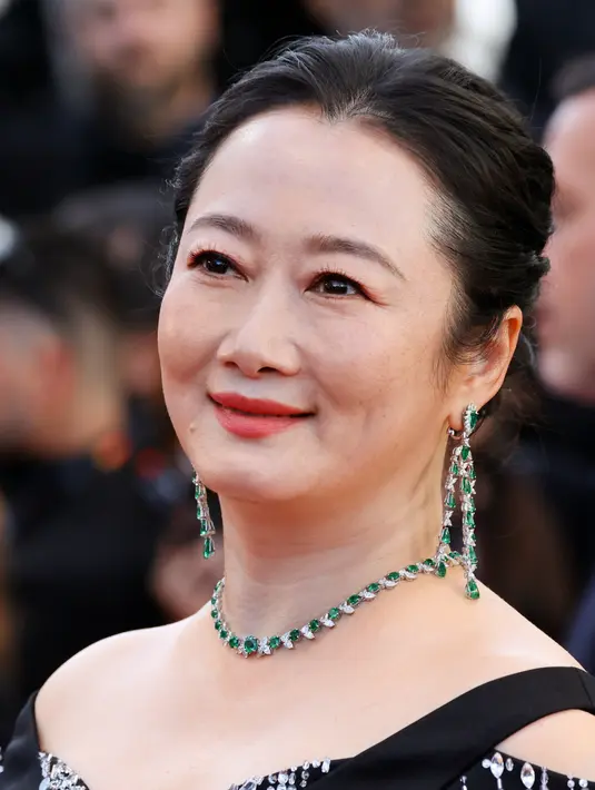 Nuansa emerald juga mendominasi penampilan beberapa tamu undangan. Aktris China Zhao Tao tampil anggun memakai emerald necklace dengan total batu zamrud hampir 21 karat, lengkap dengan cincin emerald-cut emerald besar yang memberi sentuhan old Hollywood glamour. [Dok/Chopard].
