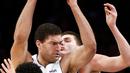 Pemain Los Angeles Lakers, Brook Lopez (tengah) berusaha keluar dari kepungan dua pemain Denver Nuggets pada laga NBA basketball game di Staples Center, Los Angeles, (19/11/2017). Lakers menang 127-109. (AP/Ringo H.W. Chiu)