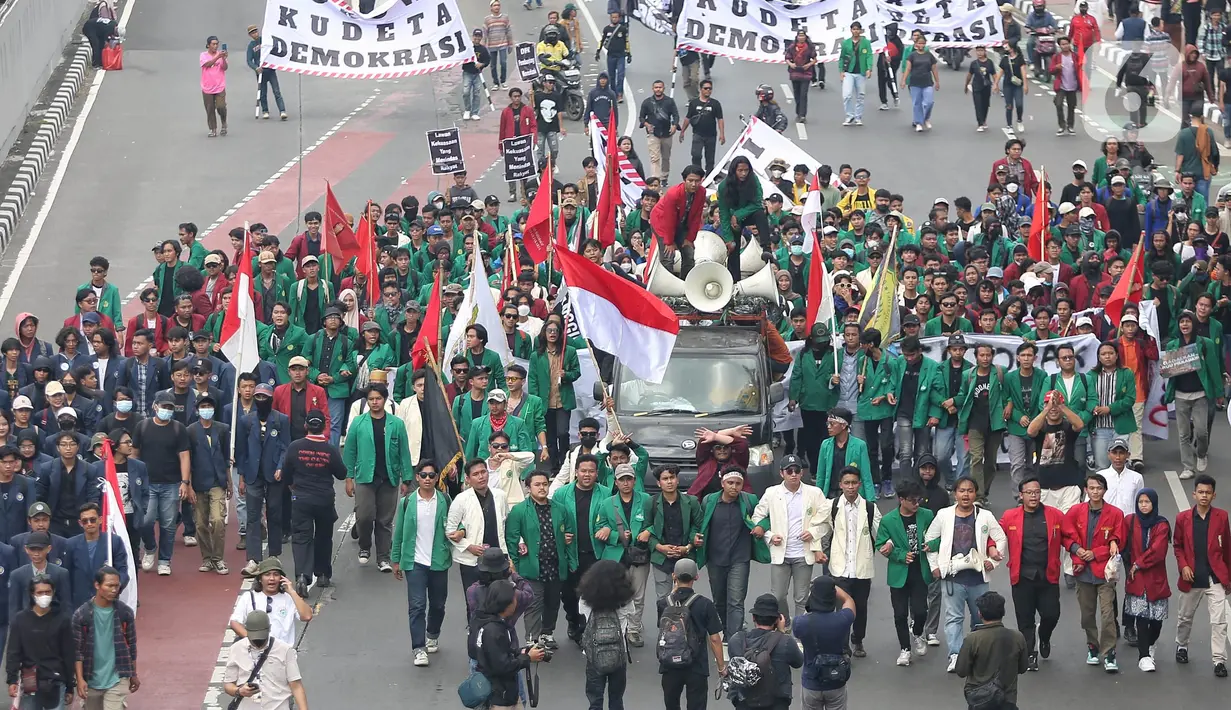 Pengunjuk rasa mendesak DPR untuk tidak merubah hasil putusan Mahkamah Konstitusi (MK) soal ambang batas syarat pencalonan kepala daerah dan batas kandidat peserta Pilkada 2024. (Liputan6.com/Angga Yuniar)