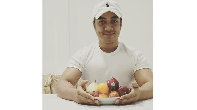 Sering Pakai Baju Koko, Ini 7 Gaya Santai Ustaz Riza Muhammad