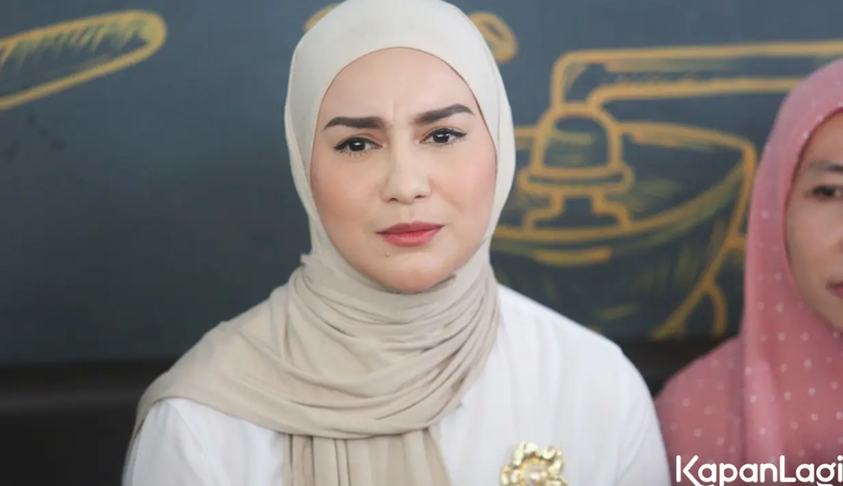 "Terkait perceraian yang sedang berjalan saya paham betul banyak pihak yang menyayangkan keputusan saya, tapi ini saya yang menjalankan dan saya yakin betul ini adalah petunjuk Allah. Keputusan ini bukan hal mudah buat saya, sangat sulit jujur sangat sulit," ungkap Irish Bella dilansir dari Kapanlagi. [Foto: KapanLagi.com®/Bayu Herdianto]