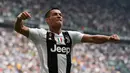 Striker Juventus, Cristiano Ronaldo, merayakan gol yang dicetaknya ke gawang Sassuolo pada laga Serie A di Stadion Juventus, Turin, Minggu (16/9/2018). CR 7 cetak dua gol, Juve menang 2-0 atas Sassuolo. (AFP/Miguel Medina)