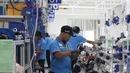 Pekerja menyelesaikan perakitan mesin Mercedes Benz di Pabrik Mercedes Benz, Wanaherang, Bogor (11/12). Mercededes-Benz C-Class generasi terbaru kini resmi masuk jalur produksi pabrik Mercedes-Benz di Wanaherang, Bogor. (Liputan6.com/Herman Zakharia)