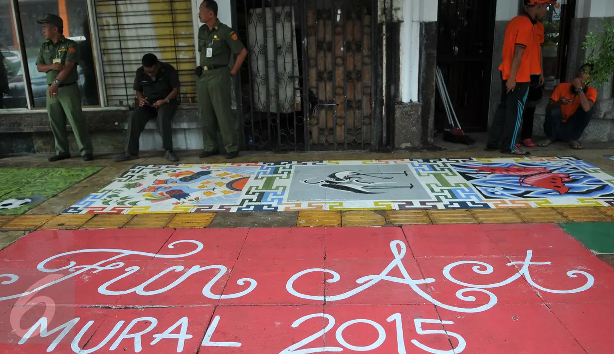 Trotoar Cikini kini telah cantik dengan aneka gambar mural , Jakarta, Senin (14/12/2015). Mural yang dibuat di atas trotoar sepanjang 120 meter ini merupakan rangkaian kegiatan Fun Actv Art Mural 2015. (Liputan6.com/Gempur M Surya)
