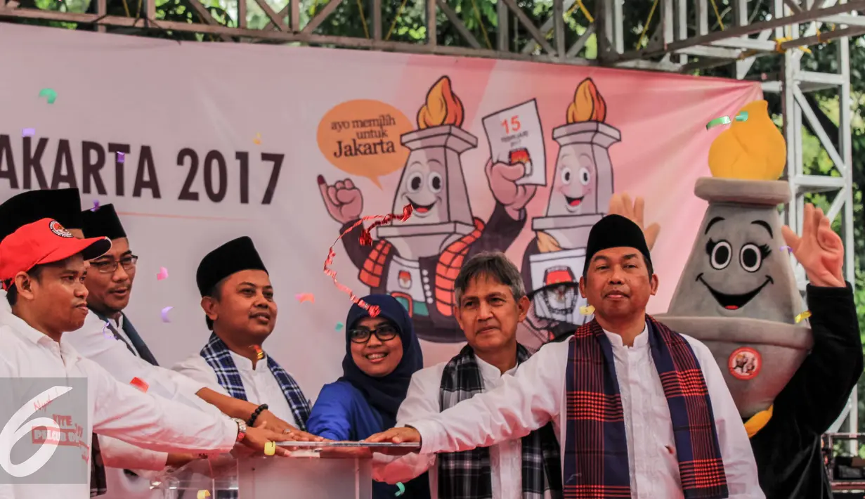 Launching pemilihan Gubernur dan Wagub 2017  bertujuan untuk mengedukasi masyarakat Jakarta menjelang Pilkada 2017, sekaligus untuk mengenalkan warga kepada calon pemimpinnya nanti, Jakarta, Minggu (18/9). (Liputan6.com/Faizal Fanani)