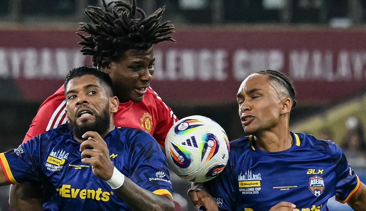 Pemain Manchester United, Patrick Dorgu (tengah) berebut bola dengan pemain ASEAN All-Stars, Kealey Adamson (kanan) dan Kan Mo (kiri) dalam laga persahabatan yang berlangsung di Stadion Bukit Jalil, Malaysia, pada hari Rabu (28/5/2025) malam waktu setempat. (AFP/Mohd Rasfan)