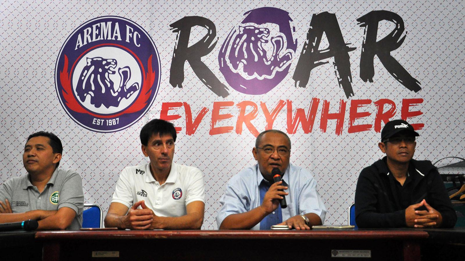 Arema Tukar Posisi Joko 'Getuk' Susilo dengan Milan Petrovich. (Bola.com/Iwan Setiawan)