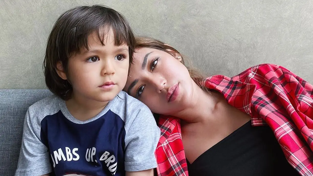 6 Potret Kebersamaan Jessica Iskandar dan El Barack, Selalu Ada untuk Sang Mama
