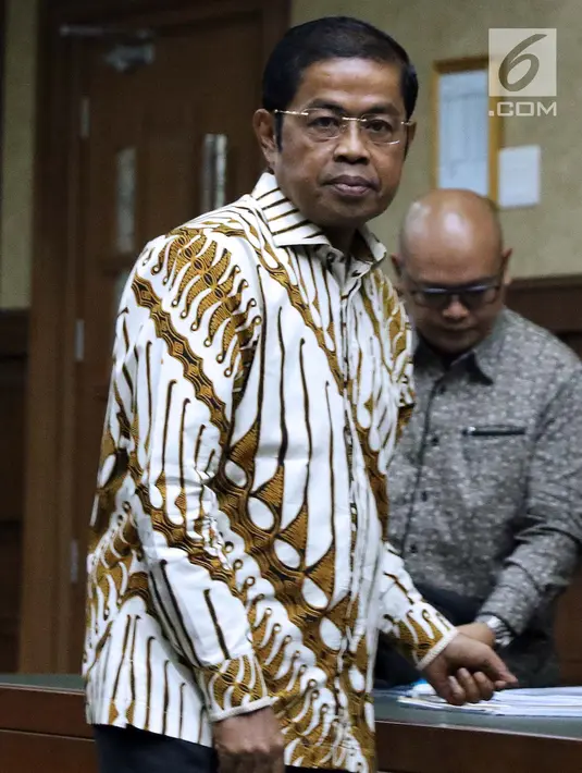 Mantan Menteri Sosial, Idrus Marham usai menjalani sidang pembacaan dakwaan di Pengadilan Tipikor, Jakarta, Selasa (15/1). Idrus didakwa terkait dugaan suap kerja sama pembangunan PLTU Riau-1. (Liputan6com/Helmi Fithriansyah)