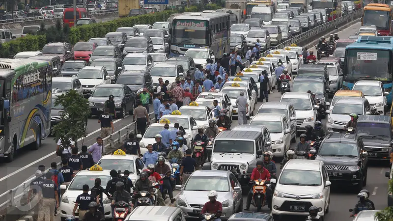 20160322-Demo Sopir Taksi, Ratusan Mobil Terjebak Macet di Tol Gatot Subroto -Jakarta