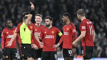 Wasit&nbsp;Donatas Rumsas memberi kartu merah kepada striker Manchester United Marcus Rashford pada pertandingan Grup A Liga Champions melawan Copenhagen di&nbsp;Stadion Parken, Kamis (9/11/2023) dini hari WIB. MU kalah 3-4. (Jonathan NACKSTRAND / AFP)