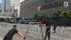 Personel korps Brimob membentangkan kawat berduri di kawasan Kantor Bawaslu, Jakarta, Selasa (21/5/2019). Personel TNI-Polri dari berbagai kesatuan disebar ke sejumlah titik dan objek vital guna membantu pengamanan Ibu Kota setelah penetapan hasil rekapitulasi suara Pilpres 2019. (Liputan6.com/Johan