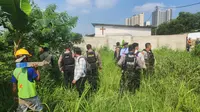 Polisi Bersenjata Lengkap Berjaga saat Pengukuran Batas Kampung Baru Depok