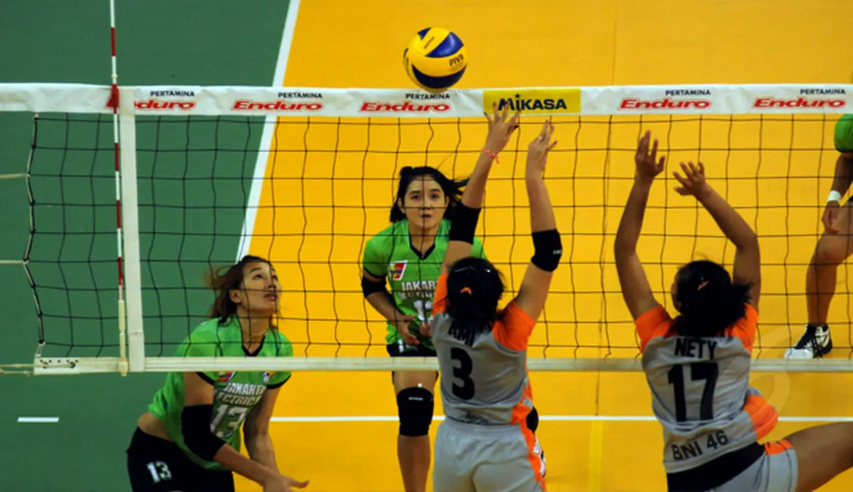 Tim putri Jakarta Electric PLN (baju hijau) sukses mengandaskan perlawanan Jakarta BNI 46 di Pertamina Proliga 2015 di Dome Sport Balikpapan, (7/2/2015). Jakarta Electric PLN unggul 3-1 atas Jakarta BNI 46. (Liputan6.com/Helmi Fithriansyah)