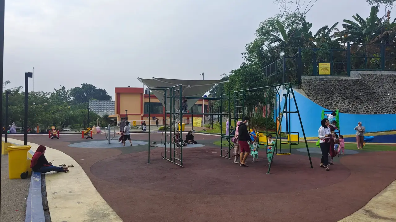 Salah satu area tempat bermain di alun-alun Kota Depok.