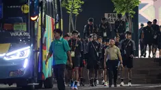 Pemain Timnas Indoneisa U-17 didampingi Wakil Ketua Umum PSSI, Zainudin Amali (kanan) berjalan menuju bus setelah menjalani latihan di Lapangan THOR, Surabaya, Rabu (8/11/2023). Sesi latihan tersebut berlangsung selama dua jam lebih dan tertutup dari media. (Bola.com/Bagaskara Lazuardi)