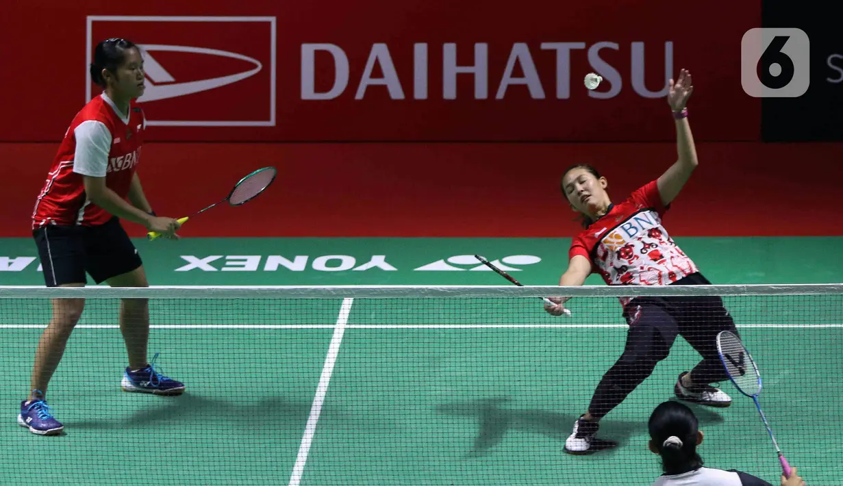 Pebulu tangkis ganda putri Indonesia Lanny Tia Mayasari/Ribka Sugiarto saat bertanding melawan ganda putri India Tanisha Crasto/Ashwini pada babak 16 besar Daihatsu Indonesia Masters 2023 di Istora Senayan, Jakarta, Kamis (26/1/2023). Pasangan Lanny/Ribka terhenti di babak 16 besar Indonesia Masters 2023 dengan skor 19-21, 21-18, dan 23-21. (Liputan6.com/Herman Zakharia)