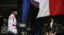 Mendikbud Anies Baswedan mengenakan baju adat daerah saat upacara peringatan Hari Pendidikan Nasional 2016 di Kemendikbud, Jakarta, Senin (2/5).  Upacara diikuti pegawai Kemendikbud dan perwakilan sekolah-sekolah di Jakarta. (Liputan6.com/Faizal Fanani)