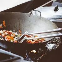 Gambar Wajan Anti Lengket (Photo by Clem Onojeghuo on Unsplash)