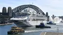 Pacific Explorer berlabuh di terminal penumpang luar negeri di Pelabuhan Sydney ketika otoritas Australia mencabut larangan kapal pesiar setelah relaksasi pembatasan Covid 19, Senin (18/4/2022). Australia mencabut larangan masuk untuk kapal pesiar internasional, mulai 17 April 2022. (SAEED KHAN/AFP)