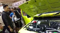 AHY antusias memperhatikan sosok all new Suzuki Jimny. (Septian/Liputan6.com)