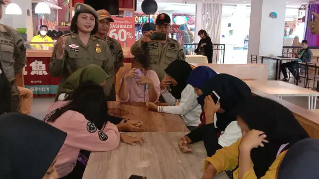 Cerita Satpol PP Kota Cirebon Pergoki Pelajar dan Mahasiswa Ngemall Saat Social Distancing