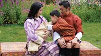 Potret keluarga kerajaan Bhutan, Raja Jigme Khesar dan Ratu Jetsun bersama kedua putranya. (dok. Instagram @queenjetsunpema/https://www.instagram.com/p/CA3C-GNBncE/Putu Elmira)