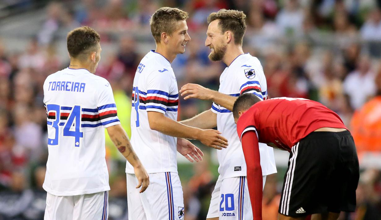 Para pemain Sampdoria merayakan gol yang dicetak oleh Dennis Praet ke gawang  Manchester United pada laga persahabatan di Stadion Aviva, Dublin, Rabu (2/8/2017). Manchester United Menang 2-1 atas Sampdoria. (AFP/Paul Faith)