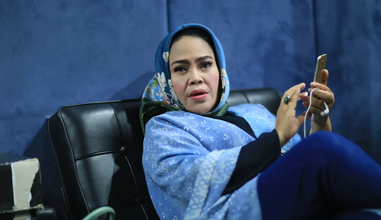 "Makanya, bunda anggap ini sesuatu yang lain. Indosiar mampu memadukan bunda, angkatan 70-an dan Isyana yang merupakan penyanyi masa kini, 2000-an, terpaut empat dekade ya," tutur Hetty Koes Endang. (Adrian Putra/Bintang.com)