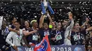 Pemain Paris Saint-Germain, Thiago Silva dan timnya merayakan kemenangan atas Tim divisi tiga, Les Herbiers pada final Piala Prancis (Coupe de France) di Stade de France, Rabu (9/5). PSG sukses menjuarai Piala Prancis usai menang 2-0. (AFP/FRANCK FIFE)