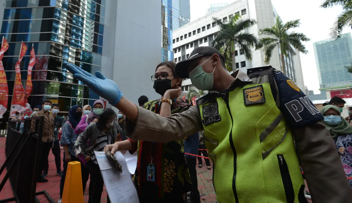 Petugas berjaga saat vaksinasi massal Covid-19 di lingkungan kerja Kemenkumham, Jumat (12/3/2021). Sebanyak 1000 an lebih vaksin yang di berikan untuk Ditjen Imigrasi Kemenkumham sebagai salah satu upaya dalam rangka pencegahan dan penanggulangan Covid-19. (merdeka.com/Imam Buhori)
