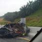 Mobil hancur setelah terlibat kecelakaan dengan truk di Tol Pekanbaru - Dumai. (Liputan6.com/Istimewa)