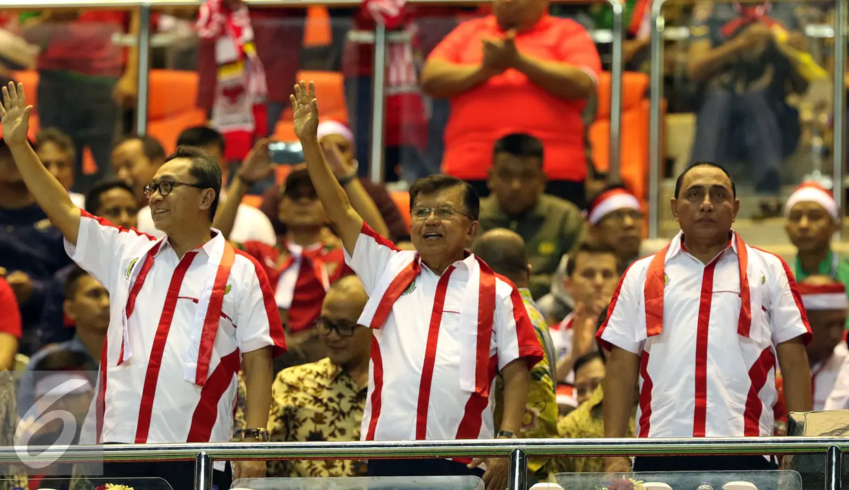 Wapres Jusuf Kalla (tengah) melambaikan tangan jelang menyaksikan laga final pertama Piala AFF 2016 antara Indonesia melawan Thailand di Stadion Pakansari, Bogor, Rabu (14/12). Indonesia unggul 2-1 atas Thailand. (Liputan6.com/Helmi Fithriansyah)