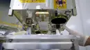 Staf dari Japan Aerospace Exploration Agency (JAXA) saat menunjuk lensa pada Diwata - 1 di JAXA Tsukuba Space Center, Jepang, (13/1). Alat ini nantinya bermanfaat bagi bidang keamanan dan penanggulangan bencana. (REUTERS / Yuya Shino)