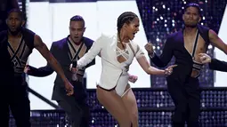 Jennifer Lopez saat beraksi di acara iHeartRadio Music Festival 2015 yang digelar di Las Vegas, Sabtu (19/9/2015). Aksi Jlo yang hot ini membuat penonton iHeartRadio Music Festival 2015 bergemuruh. (Reuters/Steve Marcus) 