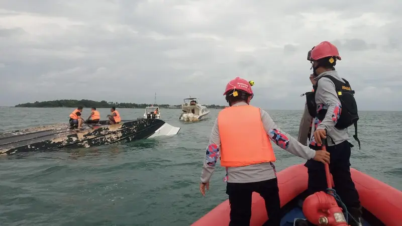 Proses evakuasi kapal speedboat KM parikudus mengalami kecelakaan di sekitar Perairan Pulau Rambut, Kelurahan Pulau Untung Jawa, Kepulauan Seribu Selatan pada Senin (11/3/2024).