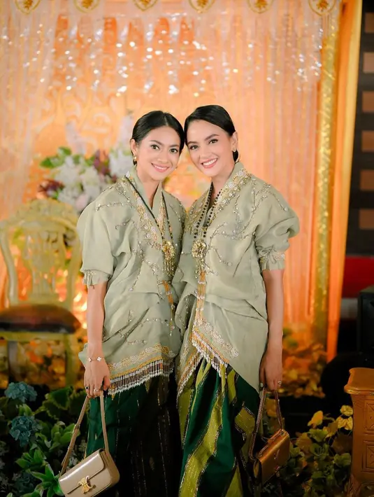 Tentu saja, Ririn nggak sendirian  di acara ini. Ia juga ditemani oleh sang adik tercinta Rini Yulianti, serta buah hatinya, Abigail Cattleya Putri.  [@ririnekawati]